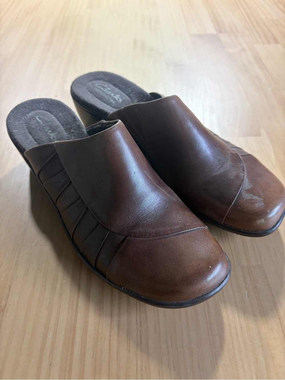 Clarks Women's Brown Leather Slip-On Mules A6